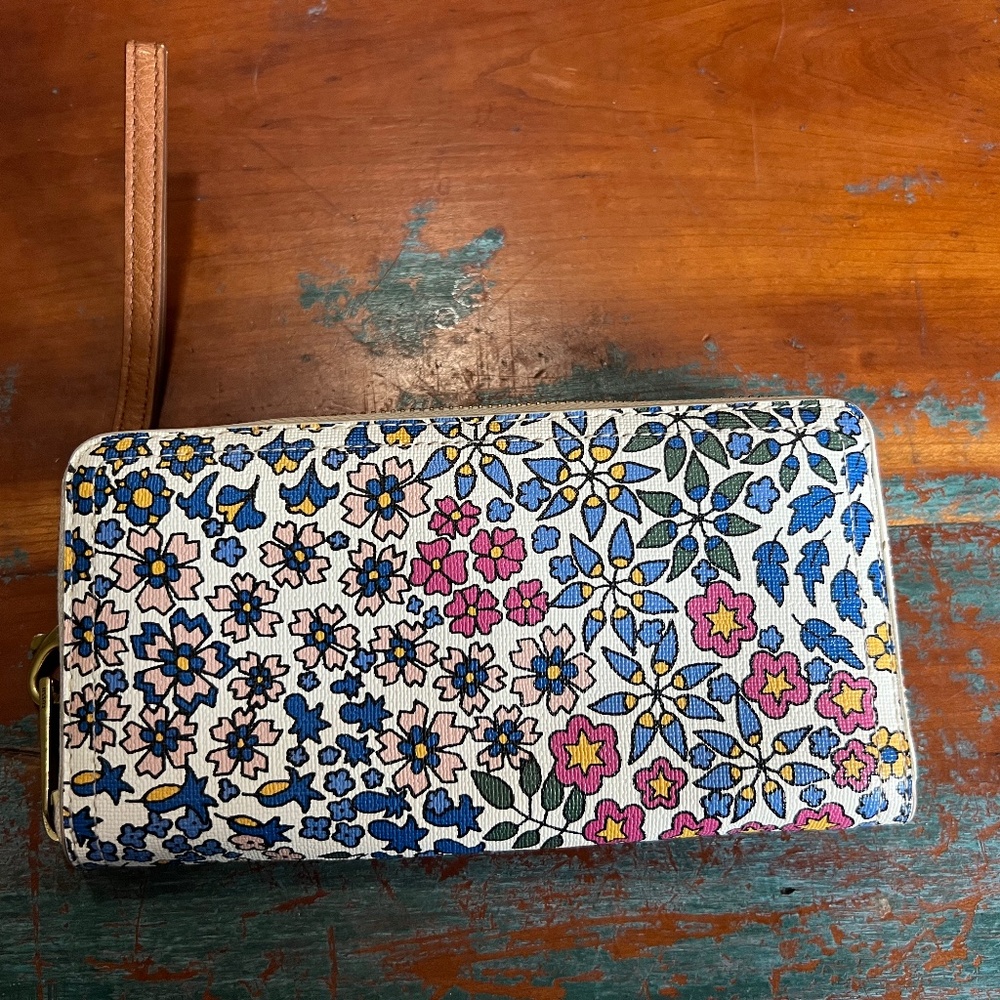 NWT Fossil Logan RFID Zip Around Clutch